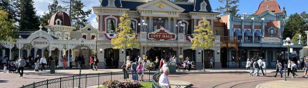 city hall et main street à Disneyland entrée