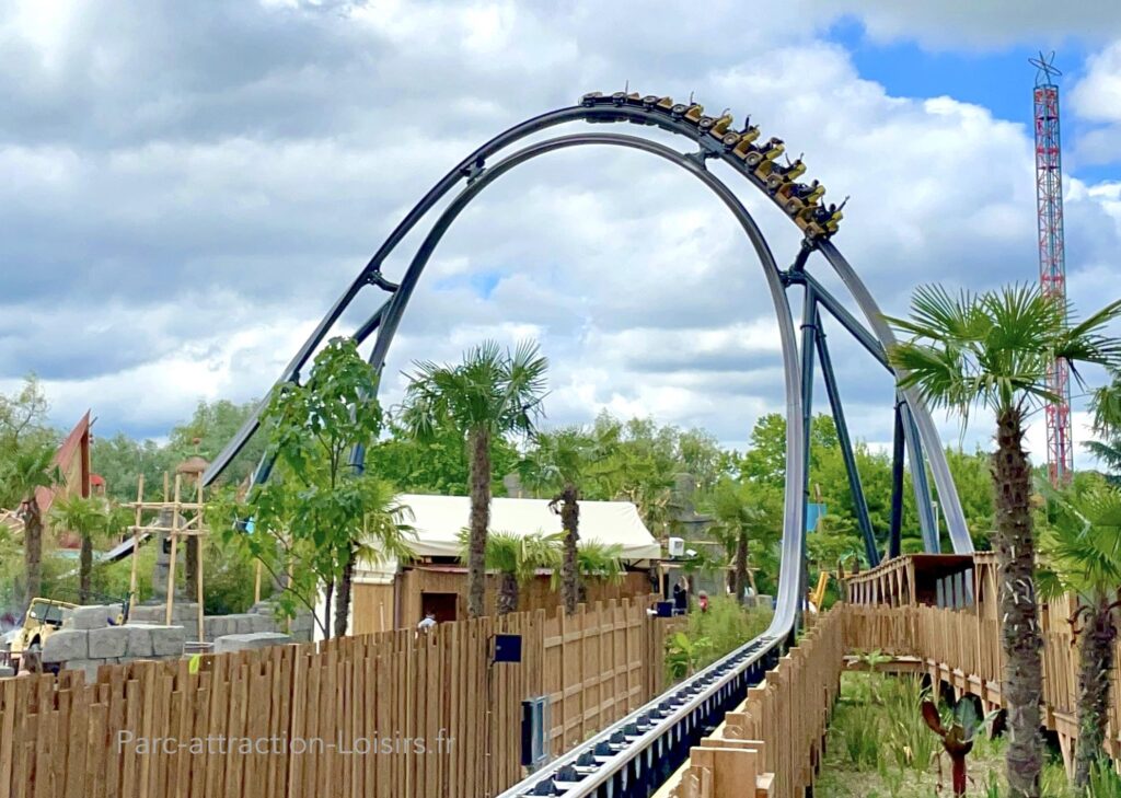 virage haut de Mahuka la montagne russe de Walibi Rhône-alpes