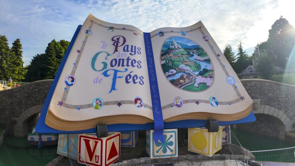 Nouveau livre Pays ds Contes de Fées à Disneyland Paris