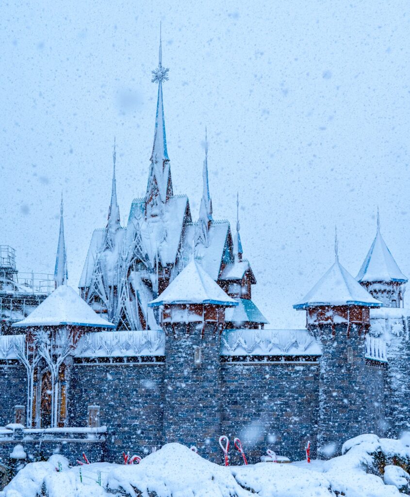 World of Frozen à Disneyland Paris sous la neige