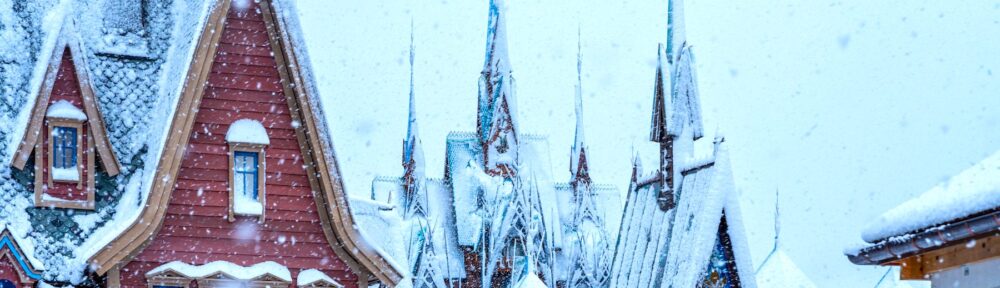 Land world of Frozen avec la neige en photo à Disneyland Paris