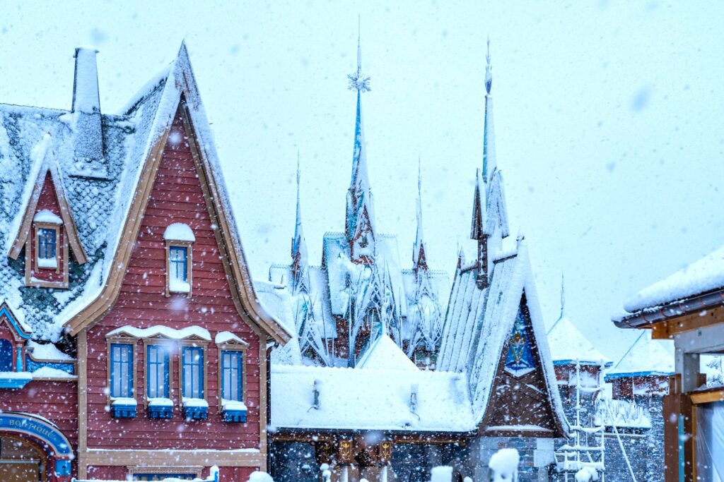 Land world of Frozen avec la neige en photo à Disneyland Paris